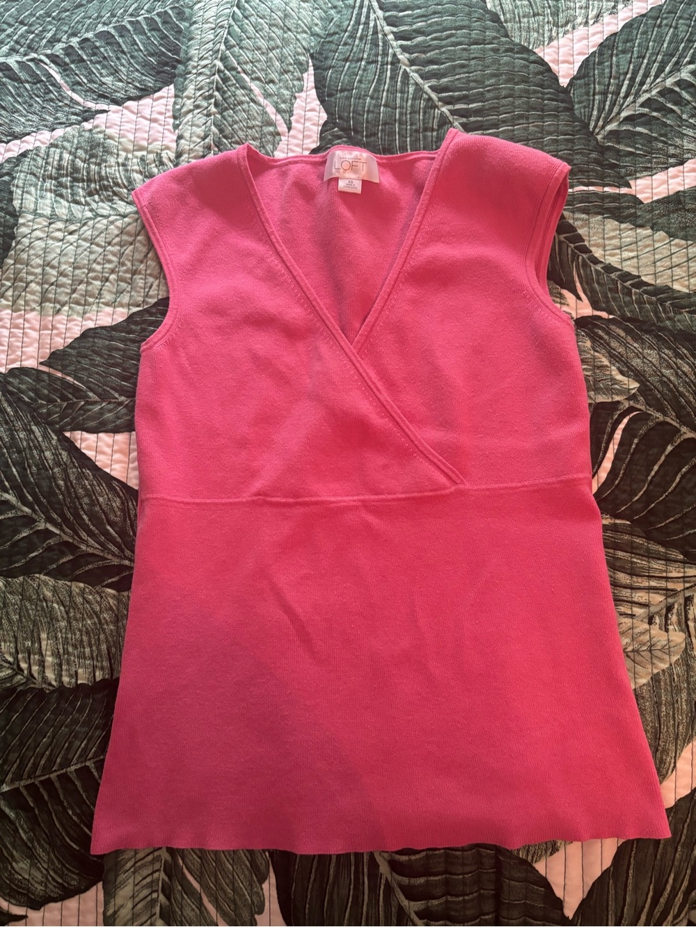 LOFT Women's Pink Sleeveless V-Neck Knit Top
